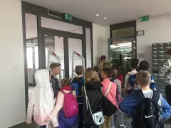 Dzieci z Gimnazjum OMEGA im. Górnośląskich Noblistów w Katowicach zwiedzały Bibliotekę Główną, 10 kwietnia 2019.